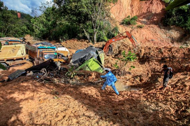 (251202) -- JAKARTA, Dec. 2, 2025 (Xinhua) -- People carry disaster relief supplies at a flood-hit village in North Tapanuli Regency, North Sumatra, Indonesia, Dec. 2, 2025. The death toll from recent floods and landslides across three provinces on Indonesia's Sumatra Island has risen to 712, with 507 people still missing, the National Disaster Management Agency (BNPB) said on Tuesday. (Photo by Alberth Damanik/Xinhua)
