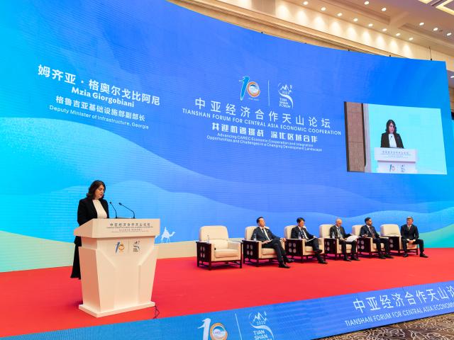(251202) -- URUMQI, Dec. 2, 2025 (Xinhua) -- Mzia Giorgobiani, Deputy Minister of Infrastructure of Georgia, speaks during the Tianshan Forum for Central Asia Economic Cooperation in Urumqi, northwest China's Xinjiang Uygur Autonomous Region, Dec. 2, 2025. The Tianshan Forum for Central Asia Economic Cooperation opened on Tuesday in Urumqi, northwest China's Xinjiang Uygur Autonomous Region, drawing over 300 government officials and representatives from financial institutions, think tanks and the private sector to discuss promoting trade and investment across the region.
   The two-day forum, themed "Unlocking Connectivity and Investment in Central Asia," brought together Central Asia Regional Economic Cooperation (CAREC) member countries. Discussions focused on trade, transport, energy and digital connectivity in the region. (Xinhua/Zhou Shengbin)