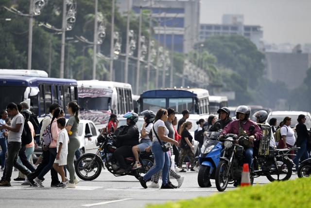(251202) -- CARACAS, Dec. 2, 2025 (Xinhua) -- People cross a street during rush hour in Caracas, Venezuela, Dec. 2, 2025. (Xinhua/Li Muzi)