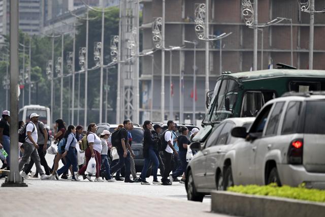 (251202) -- CARACAS, Dec. 2, 2025 (Xinhua) -- People cross a street during rush hour in Caracas, Venezuela, Dec. 2, 2025. (Xinhua/Li Muzi)