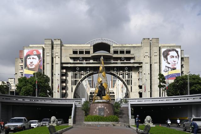 (251202) -- CARACAS, Dec. 2, 2025 (Xinhua) -- This photo taken on Dec. 2, 2025 shows posters of Venezuela's late President Hugo Chavez (L) and Venezuelan national hero Simon Bolivar in Caracas, Venezuela. (Xinhua/Li Muzi)