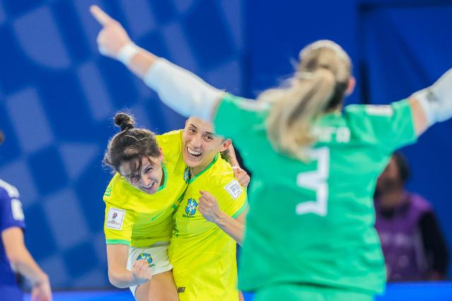 (251203) -- PASIG CITY, Dec. 3, 2025 (Xinhua) -- Players of Brazil celebrate a goal during the quarterfinal match between Brazil and Japan at the FIFA Futsal Women's World Cup 2025 in Pasig City, the Philippines, on Dec. 2, 2025. (Xinhua/Rouelle Umali)
