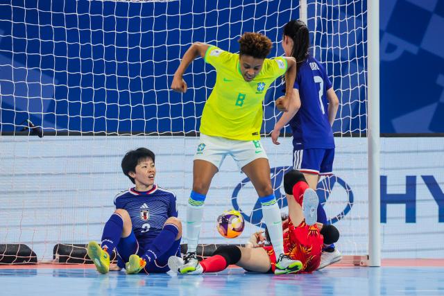 (251203) -- PASIG CITY, Dec. 3, 2025 (Xinhua) -- Luana Rodrigues (2nd L) of Brazil celebrates after scoring during the quarterfinal match between Brazil and Japan at the FIFA Futsal Women's World Cup 2025 in Pasig City, the Philippines, on Dec. 2, 2025. (Xinhua/Rouelle Umali)