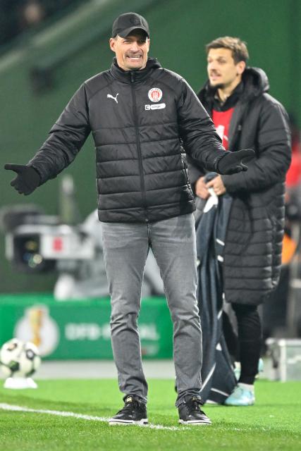 (251203) -- MOENCHENGLADBACH, Dec. 3, 2025 (Xinhua) -- Alexander Blessin, head coach of FC St. Pauli, gestures during the German Cup football round of 16 match between Borussia Moenchengladbach and FC St. Pauli in Moenchengladbach, Germany, Dec. 2, 2025. (Photo by Ulrich Hufnagel/Xinhua)