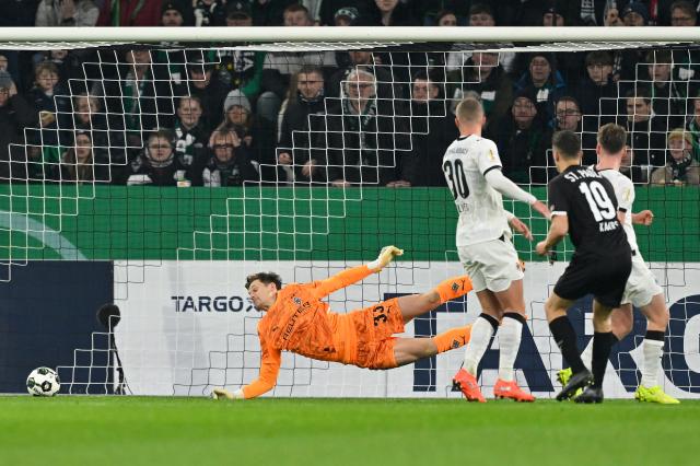 (251203) -- MOENCHENGLADBACH, Dec. 3, 2025 (Xinhua) -- Martijn Kaars (2nd R) of FC St. Pauli shoots to score during the German Cup football round of 16 match between Borussia Moenchengladbach and FC St. Pauli in Moenchengladbach, Germany, Dec. 2, 2025. (Photo by Ulrich Hufnagel/Xinhua)