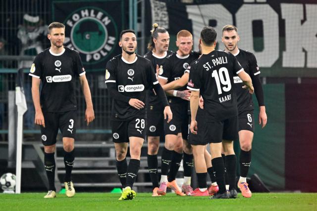 (251203) -- MOENCHENGLADBACH, Dec. 3, 2025 (Xinhua) -- Players of FC St. Pauli celebrate scoring during the German Cup football round of 16 match between Borussia Moenchengladbach and FC St. Pauli in Moenchengladbach, Germany, Dec. 2, 2025. (Photo by Ulrich Hufnagel/Xinhua)