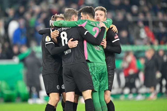 (251203) -- MOENCHENGLADBACH, Dec. 3, 2025 (Xinhua) -- Players of FC St. Pauli celebrate victory after the German Cup football round of 16 match between Borussia Moenchengladbach and FC St. Pauli in Moenchengladbach, Germany, Dec. 2, 2025. (Photo by Ulrich Hufnagel/Xinhua)