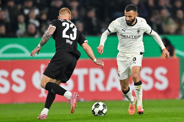 (251203) -- MOENCHENGLADBACH, Dec. 3, 2025 (Xinhua) -- Franck Honorat (R) of Borussia Moenchengladbach vies with Louis Oppie of FC St. Pauli during the German Cup football round of 16 match between Borussia Moenchengladbach and FC St. Pauli in Moenchengladbach, Germany, Dec. 2, 2025. (Photo by Ulrich Hufnagel/Xinhua)