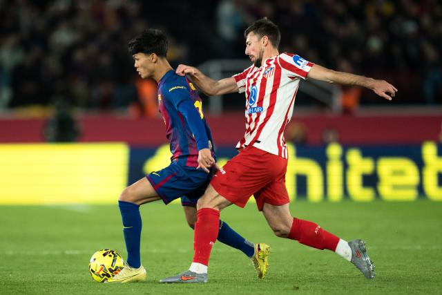 (251203) -- BARCELONA, Dec. 3, 2025 (Xinhua) -- Dro Fernandez (L) of Barcelona vies with Clement Lenglet of Atletico de Madrid during the La Liga football match between FC Barcelona and Atletico de Madrid in Barcelona, Spain, on Dec. 3, 2025. (Photo by Joan Gosa/Xinhua)