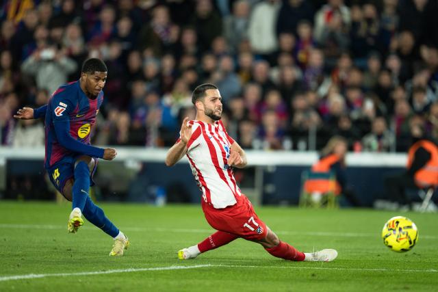 (251203) -- BARCELONA, Dec. 3, 2025 (Xinhua) -- Marcus Rashford (L) of Barcelona shoots during the La Liga football match between FC Barcelona and Atletico de Madrid in Barcelona, Spain, on Dec. 3, 2025. (Photo by Joan Gosa/Xinhua)