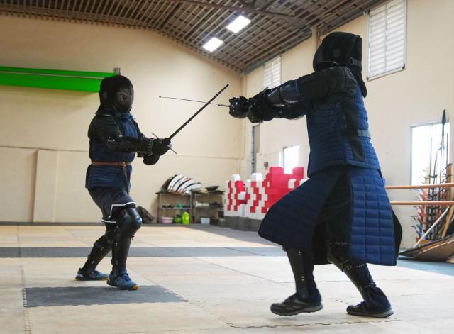 (251203) -- SHANGHAI, Dec. 3, 2025 (Xinhua) -- She Yuran practices longswords with a friend at the Shanghai Historical Martial Arts (SHMA) club in Shanghai, east China, Nov. 22, 2025. Ismet Himmet, with his Chinese name You Lihan, speaks fluent Chinese and has devoted more than thirty years to Chinese martial arts. Himmet, now 48, began learning kung fu in 1991. Nine years later, he traveled to China for the first time. From 2006 he started teaching Chinese martial arts full-time in Germany. At XUAN-Gong Fu Academy, a kung fu school that Himmet established in Berlin, students of all ages practise Tai Chi, Ba Gua Zhang, Xingyiquan and other kung fu styles every day. In his view, martial arts are not just a sport, but also a way of living and something that helps the mind turn toward the positive.
  Thousands of kilometers away, in east China's Shanghai, She Yuran, known as "A Xiao", is engaged in a similar career as Himmet. Born in Sichuan of China, She Yuran studied Historical European Martial Arts (HEMA) at college. His interest in HEMA grew into a deep study of historical weapons and combat methods.
  In 2015, She Yuran co-founded the Shanghai Historical Martial Arts (SHMA) club, offering systematic training in both European and Chinese martial arts. SHMA now has more than 200 members, over half of whom study German swordsmanship. 
  While Ismet Himmet helps Germans understand the philosophy and practice of Chinese martial arts, She Yuran brings European sword traditions to young Chinese practitioners. Their commitment shows how martial arts can carry culture across borders, allowing mutual understanding to grow through their fists and blades. (Xinhua/Liu Ying)