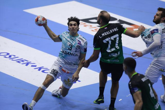 (251203) -- NASICE, Dec. 3 (Xinhua) -- Javier Minambres Calvo (L) of Abanca Ademar Leon shoots the ball during the EHF European League 2025/2026 Group H match between RK Nexe and Abanca Ademar Leon in Nasice, Croatia, Dec. 2, 2025. (Photo by Davor Javorovic/PIXSELL via Xinhua)
