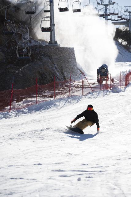 (251203) -- TIANJIN, Dec. 3, 2025 (Xinhua) -- A visitor skis at a ski resort in Jizhou District, north China's Tianjin, Dec. 2, 2025. In recent years, authorities in Jizhou District of Tianjin, which sits on the east section of the Yanshan Mountain, have been boosting ice and snow tourism by exploring local resources and improving service infrastructure. (Xinhua/Fu Tian)