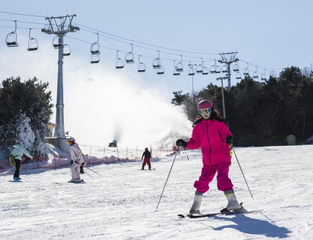 (251203) -- TIANJIN, Dec. 3, 2025 (Xinhua) -- People ski at a ski resort in Jizhou District, north China's Tianjin, Dec. 2, 2025. In recent years, authorities in Jizhou District of Tianjin, which sits on the east section of the Yanshan Mountain, have been boosting ice and snow tourism by exploring local resources and improving service infrastructure. (Xinhua/Fu Tian)