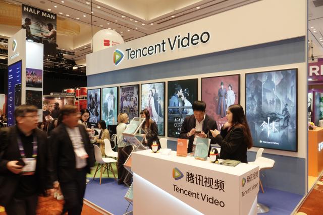 (251203) -- SINGAPORE, Dec. 3, 2025 (Xinhua) -- People visit a booth of Chinese exhibitor Tencent Video at the 26th Asia TV Forum and Market (ATF) held in Singapore on Dec. 3, 2025. China mounted its largest presence to date at the 26th ATF as the event held its opening ceremony on Wednesday, drawing strong interest from buyers and producers worldwide.
  The China Pavilion has expanded to 270 square meters this year, with 24 participating companies, both record highs. The pavilion is showcasing 156 Chinese-language titles, spanning TV series, micro dramas, films, documentaries, animation and variety shows. (Photo by Then Chih Wey/Xinhua)