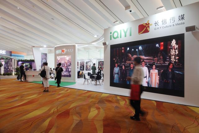 (251203) -- SINGAPORE, Dec. 3, 2025 (Xinhua) -- Booths of Chinese exhibitors are pictured at the 26th Asia TV Forum and Market (ATF) held in Singapore on Dec. 3, 2025. China mounted its largest presence to date at the 26th ATF as the event held its opening ceremony on Wednesday, drawing strong interest from buyers and producers worldwide.
  The China Pavilion has expanded to 270 square meters this year, with 24 participating companies, both record highs. The pavilion is showcasing 156 Chinese-language titles, spanning TV series, micro dramas, films, documentaries, animation and variety shows. (Photo by Then Chih Wey/Xinhua)