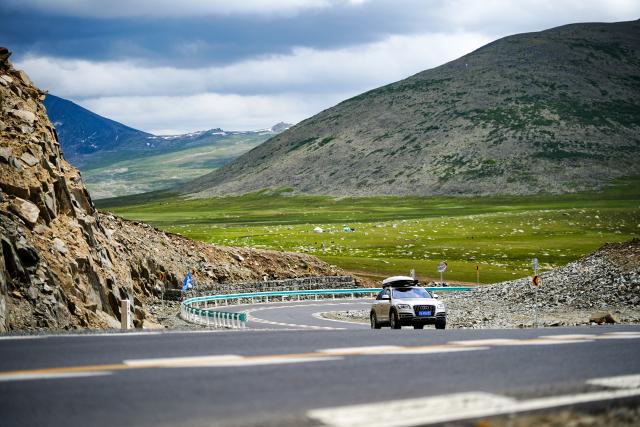 (251203) -- URUMQI, Dec. 3, 2025 (Xinhua) -- A car runs on the Altay-Hemu highway in northwest China's Xinjiang Uygur Autonomous Region, June 30, 2025. (Xinhua/Xu Hongyan)