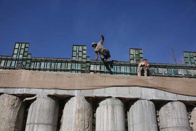 (251203) -- KABUL, Dec. 3, 2025 (Xinhua) -- People work at a construction site in Kabul, Afghanistan, on Dec. 3, 2025. The Afghan government's national procurement commission has approved 11 development projects valued at 1.5 billion afghani (over 22.5 million U.S. dollars) to boost infrastructure, healthcare, and economic opportunities, the office of the deputy prime minister for economic affairs announced Tuesday. (Photo by Saifurahman Safi/Xinhua)