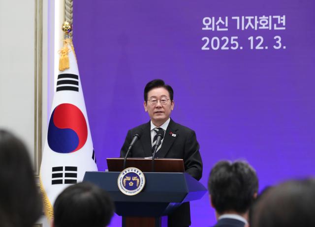 (251203) -- SEOUL, Dec. 3, 2025 (Xinhua) -- South Korean President Lee Jae Myung speaks at a press conference in Seoul, South Korea, on Dec. 3, 2025.
  Lee said Wednesday that his government will designate Dec. 3 as People's Sovereignty Day to mark the overcoming of the martial law crisis. (Xinhua/Yao Qilin)