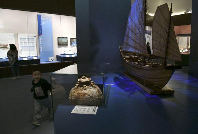 (251203) -- GUANGZHOU, Dec. 3, 2025 (Xinhua) -- People visit an exhibition titled "Shared Prosperity -- A Millennium of Guangdong's Foreign Trade" at the Guangdong Museum in Guangzhou, south China's Guangdong Province, Dec. 3, 2025. (Photo by Xu Jianmei/Xinhua)