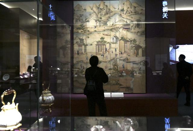(251203) -- GUANGZHOU, Dec. 3, 2025 (Xinhua) -- People visit an exhibition titled "Shared Prosperity -- A Millennium of Guangdong's Foreign Trade" at the Guangdong Museum in Guangzhou, south China's Guangdong Province, Dec. 3, 2025. (Photo by Xu Jianmei/Xinhua)