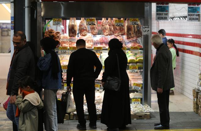 (251203) -- ANKARA, Dec. 3, 2025 (Xinhua) -- People shop at a local market in Ankara, Türkiye, Dec. 3, 2025. Türkiye's annual inflation was recorded at 31.65 percent in November, down from 32.87 percent in October, data from the Turkish Statistical Institute showed on Wednesday, marking a further easing in underlying price pressures.
   The data also showed that monthly producer prices rose 0.84 percent, while annual producer inflation stood at 27.23 percent. (Mustafa Kaya/Handout via Xinhua)