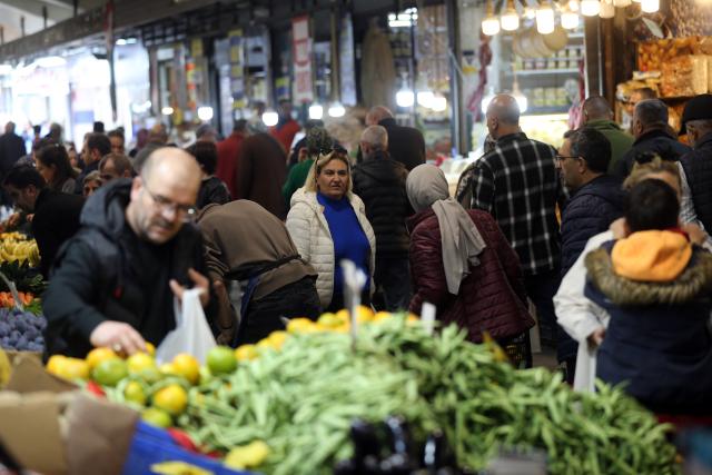 (251203) -- ANKARA, Dec. 3, 2025 (Xinhua) -- People shop at a local market in Ankara, Türkiye, Dec. 3, 2025. Türkiye's annual inflation was recorded at 31.65 percent in November, down from 32.87 percent in October, data from the Turkish Statistical Institute showed on Wednesday, marking a further easing in underlying price pressures.
   The data also showed that monthly producer prices rose 0.84 percent, while annual producer inflation stood at 27.23 percent. (Mustafa Kaya/Handout via Xinhua)