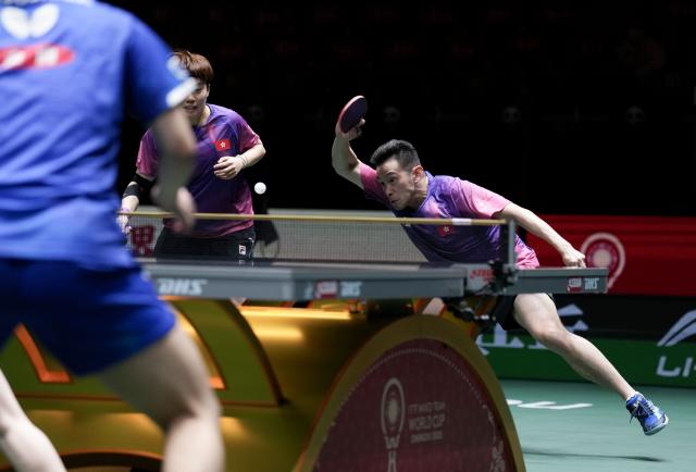 (251203) -- CHENGDU, Dec. 3, 2025 (Xinhua) -- Wong Chun Ting (R)/Doo Hoi Kem of China's Hong Kong compete in the mixed doubles match against Matsushima Sora/Odo Satsuki of Japan during the stage 2 group match between Japan and China's Hong Kong at the ITTF Mixed Team World Cup 2025 in Chengdu, southwest China's Sichuan Province, Dec. 3, 2025. (Xinhua/Wang Ying)