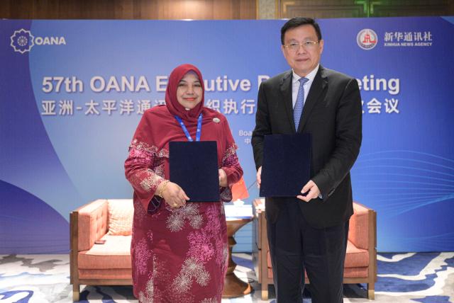 (251203) -- BOAO, Dec. 3, 2025 (Xinhua) -- Fu Hua, president of Xinhua News Agency, and Nur-ul Afida Binti Kamaludin, CEO of Malaysian National News Agency, exchange the memorandum of understanding on information communication cooperation signed by both sides, in Boao, south China's Hainan Province, Dec. 3, 2025. President of Xinhua News Agency Fu Hua on Wednesday met separately with heads of media organizations from multiple countries who came to China for the 57th Executive Board Meeting of the Organization of Asia-Pacific News Agencies (OANA).
   The media executives included Andrey Kondrashov, director general of Russia's TASS news agency, Nur-ul Afida Binti Kamaludin, CEO of Malaysian National News Agency, and General Director Vu Viet Trang of Vietnam News Agency (VNA). (Xinhua/Pu Xiaoxu)