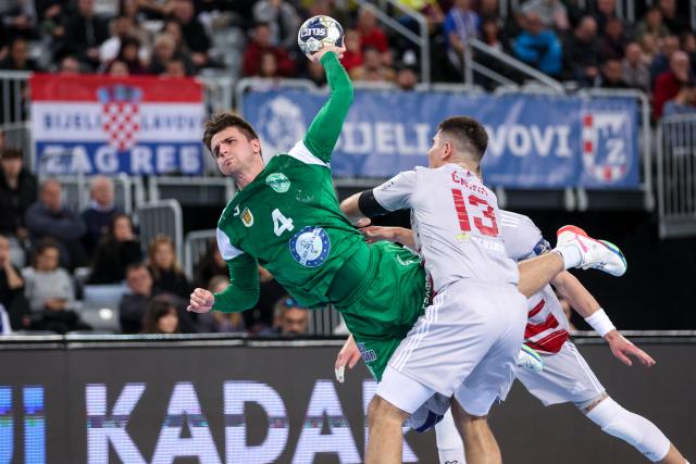 (251204) -- ZAGREB, Dec. 4, 2025 (Xinhua) -- Andrzej Widomski (L) of HC Eurofarm Pelister shoots the ball during the EHF Champions League group B match between HC Zagreb and HC Eurofarm Pelister in Zagreb, Croatia, on Dec. 3, 2025. (Photo by Igor Kralj/PIXSELL via Xinhua)