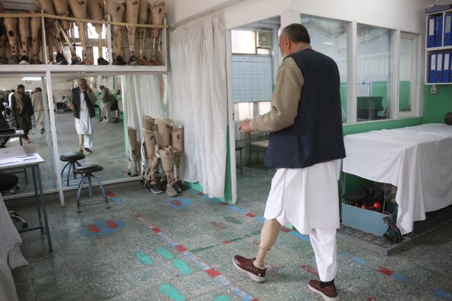 (251204) -- BEIJING, Dec. 4, 2025 (Xinhua) -- A handicapped man walks with a prosthetic leg at a rehabilitation center run by the International Committee of the Red Cross (ICRC) hospital in Kabul, Afghanistan, Nov. 30, 2025. (Photo by Saifurahman Safi/Xinhua)