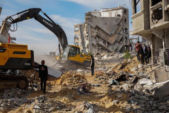 (251204) -- BEIJING, Dec. 4, 2025 (Xinhua) -- People operating heavy machinery search for the remains of an Israeli detainee in the Jabalia area of northern Gaza Strip, on Dec. 3, 2025. (Photo by Rizek Abdeljawad/Xinhua)