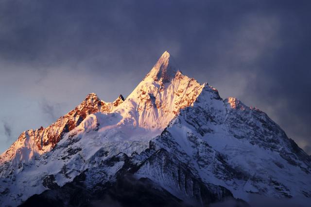 (251204) -- BEIJING, Dec. 4, 2025 (Xinhua) -- This photo taken on Dec. 3, 2025 shows sunlight shining over Meili Snow Mountain in Deqen County, southwest China's Yunnan Province. (Photo by Liang Zhiqiang/Xinhua)