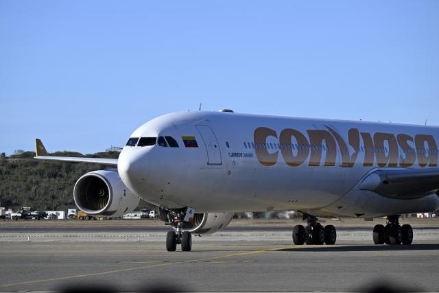 (251204) -- CARACAS, Dec. 4, 2025 (Xinhua) -- A migrant repatriation flight from Mexico lands at Maiquetia International Airport near Caracas, Venezuela, Dec. 3, 2025. Venezuela has approved a U.S. request to resume migrant repatriation flights, the country's transport ministry said on Tuesday. 
  According to Venezuelan Foreign Minister Yvan Gil, two migrant repatriation flights carrying 304 and 266 Venezuelan migrants respectively arrived Wednesday at Maiquetia International Airport. (Xinhua/Li Muzi)