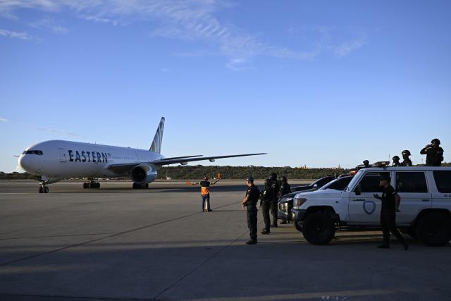 (251204) -- CARACAS, Dec. 4, 2025 (Xinhua) -- A migrant repatriation flight lands at Maiquetia International Airport near Caracas, Venezuela, Dec. 3, 2025. Venezuela has approved a U.S. request to resume migrant repatriation flights, the country's transport ministry said on Tuesday. 
  According to Venezuelan Foreign Minister Yvan Gil, two migrant repatriation flights carrying 304 and 266 Venezuelan migrants respectively arrived Wednesday at Maiquetia International Airport. (Xinhua/Li Muzi)