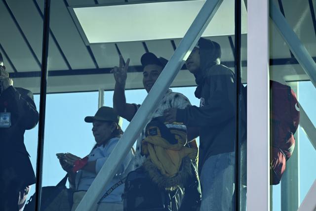 (251204) -- CARACAS, Dec. 4, 2025 (Xinhua) -- Migrants disembark from a migrant repatriation flight at Maiquetia International Airport near Caracas, Venezuela, Dec. 3, 2025. Venezuela has approved a U.S. request to resume migrant repatriation flights, the country's transport ministry said on Tuesday. 
  According to Venezuelan Foreign Minister Yvan Gil, two migrant repatriation flights carrying 304 and 266 Venezuelan migrants respectively arrived Wednesday at Maiquetia International Airport. (Xinhua/Li Muzi)