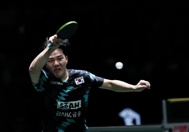 (251204) -- CHENGDU, Dec. 4, 2025 (Xinhua) -- An Jaehyun of South Korea hits a return during the men's singles match against Wang Chuqin of China during the stage 2 group match between China and South Korea at the ITTF Mixed Team World Cup 2025 in Chengdu, southwest China's Sichuan Province, Dec. 4, 2025. (Xinhua/Wang Ying)