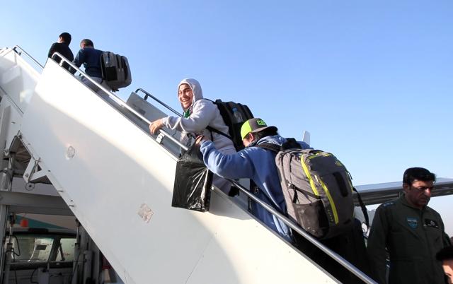 (251204) -- SANAA, Dec. 4, 2025 (Xinhua) -- This video screenshot shows sailors of cargo vessel Eternity C boarding a plane at the Sanaa International Airport, in Sanaa, Yemen, on Dec. 3, 2025.
  Yemen's Houthi group on Wednesday released 10 sailors, including nine Filipinos, nearly five months after they were detained following the sinking of the cargo vessel Eternity C in the Red Sea off western Yemen.
   Al-Masirah TV, the Houthi-run channel, reported that the "crew of the Eternity C was released through Omani mediation and the sailors were transferred from Sanaa to the Omani capital Muscat." (Houthi Media Center/Handout via Xinhua)