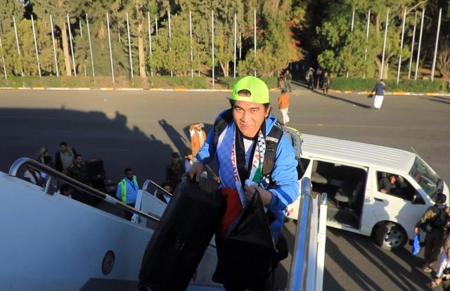 (251204) -- SANAA, Dec. 4, 2025 (Xinhua) -- This video screenshot shows a sailor of cargo vessel Eternity C boarding a plane at the Sanaa International Airport, in Sanaa, Yemen, on Dec. 3, 2025.
  Yemen's Houthi group on Wednesday released 10 sailors, including nine Filipinos, nearly five months after they were detained following the sinking of the cargo vessel Eternity C in the Red Sea off western Yemen.
   Al-Masirah TV, the Houthi-run channel, reported that the "crew of the Eternity C was released through Omani mediation and the sailors were transferred from Sanaa to the Omani capital Muscat." (Houthi Media Center/Handout via Xinhua)