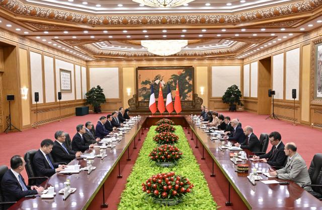 (251204) -- BEIJING, Dec. 4, 2025 (Xinhua) -- Chinese President Xi Jinping holds talks with French President Emmanuel Macron, who is on a state visit to China, at the Great Hall of the People in Beijing, capital of China, Dec. 4, 2025. (Xinhua/Yin Bogu)