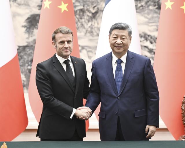 (251204) -- BEIJING, Dec. 4, 2025 (Xinhua) -- Chinese President Xi Jinping and French President Emmanuel Macron jointly meet the press after their talks in Beijing, capital of China, Dec. 4, 2025. Xi held talks with Macron, who is on a state visit to China, at the Great Hall of the People in Beijing on Thursday. (Xinhua/Yan Yan)