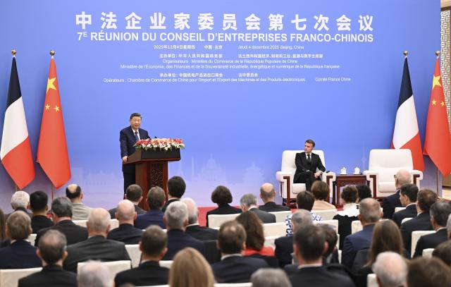 (251204) -- BEIJING, Dec. 4, 2025 (Xinhua) -- Chinese President Xi Jinping addresses the closing ceremony of the seventh meeting of China-France Business Council in Beijing, capital of China, Dec. 4, 2025. Xi and French President Emmanuel Macron attended and addressed the closing ceremony in Beijing on Thursday. (Xinhua/Xie Huanchi)