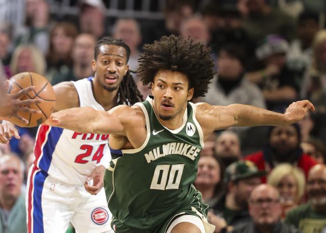 (251204) -- MILWAUKEE, Dec. 4, 2025 (Xinhua) -- Jericho Sims (R) of Milwaukee Bucks chases a loose ball during the 2025-2026 NBA regular season game between Milwaukee Bucks and Detroit Pistons in Milwaukee, the United States, on Dec. 3, 2025. (Photo by Joel Lerner/Xinhua)