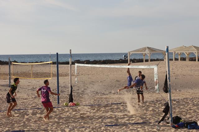 (251204) -- HAIFA, Dec. 4, 2025 (Xinhua) -- People play on the beach in Haifa, northern Israel, Dec. 3, 2025. (Photo by Gil Cohen Magen/Xinhua)