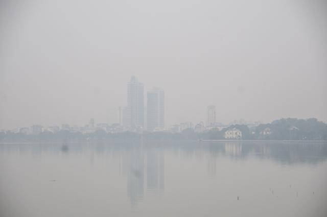 (251204) -- HANOI, Dec. 4, 2025 (Xinhua) -- Buildings across the West Lake are barely visible due to heavy air pollution in Hanoi, Vietnam, Dec. 4, 2025. TO GO WITH "Vietnam's capital advises residents to limit outdoor activities on poor air quality days" (Photo by Vu Trung Kien/Xinhua)