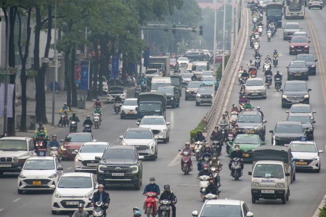 (251204) -- HANOI, Dec. 4, 2025 (Xinhua) -- People wearing face masks are pictured in Hanoi, Vietnam, Dec. 4, 2025. TO GO WITH "Vietnam's capital advises residents to limit outdoor activities on poor air quality days" (Photo by Vu Trung Kien/Xinhua)