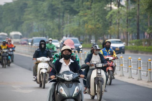 (251204) -- HANOI, Dec. 4, 2025 (Xinhua) -- People wearing face masks are pictured in Hanoi, Vietnam, Dec. 4, 2025. TO GO WITH "Vietnam's capital advises residents to limit outdoor activities on poor air quality days" (Photo by Vu Trung Kien/Xinhua)