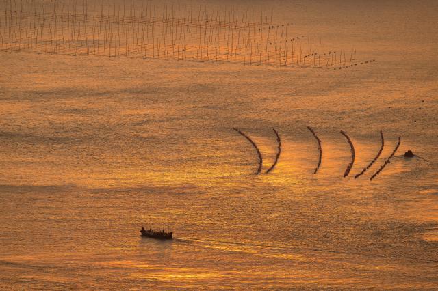 (251204) -- XIAPU, Dec. 4, 2025 (Xinhua) -- This photo shows the scenery of the sea at sunrise in Huazhu Village, Sansha Town, Xiapu County, southeast China's Fujian Province, Dec. 4, 2025. Sansha Town in Xiapu County, blessed with unique natural resources and rich historical culture, has been walking a distinctive path to rural revitalization by orchestrating tourist attractions such as high-end homestays, tidal flat landscape and local specialty food with rural development. (Xinhua/Wei Peiquan)
