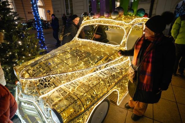 (251204) -- WARSAW, Dec. 4, 2025 (Xinhua) -- Visitors are seen next to a holiday light installation in the Old Town in Warsaw, Poland, Dec. 3, 2025. Christmas decorations bring strong festive vibe to the city. (Photo by Jaap Arriens/Xinhua)