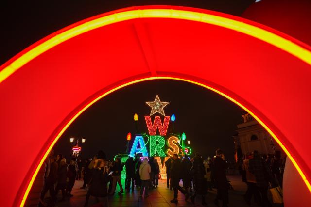 (251204) -- WARSAW, Dec. 4, 2025 (Xinhua) -- Visitors are seen next to holiday light installations in the Old Town in Warsaw, Poland, Dec. 3, 2025. Christmas decorations bring strong festive vibe to the city. (Photo by Jaap Arriens/Xinhua)